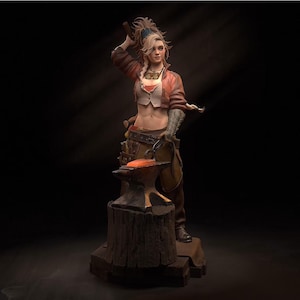 Peut inclure: Figurine détaillée d'une forgeronne, posant avec un marteau levé. Elle porte une veste marron, un gilet blanc et un pantalon en cuir. La figurine se tient près d'une enclume avec un morceau de métal orange incandescent. La base est un bloc de bois.