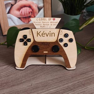 Demande parrain originale – Manette bois personnalisée – Annonce surprise parrain gamer