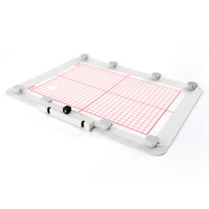 Op de afbeelding: Een witte, rechthoekige borduurring met een rood rasterpatroon en een zwarte schakelaar aan de zijkant. De ring is van metaal en heeft acht zilveren knoppen rondom de omtrek.