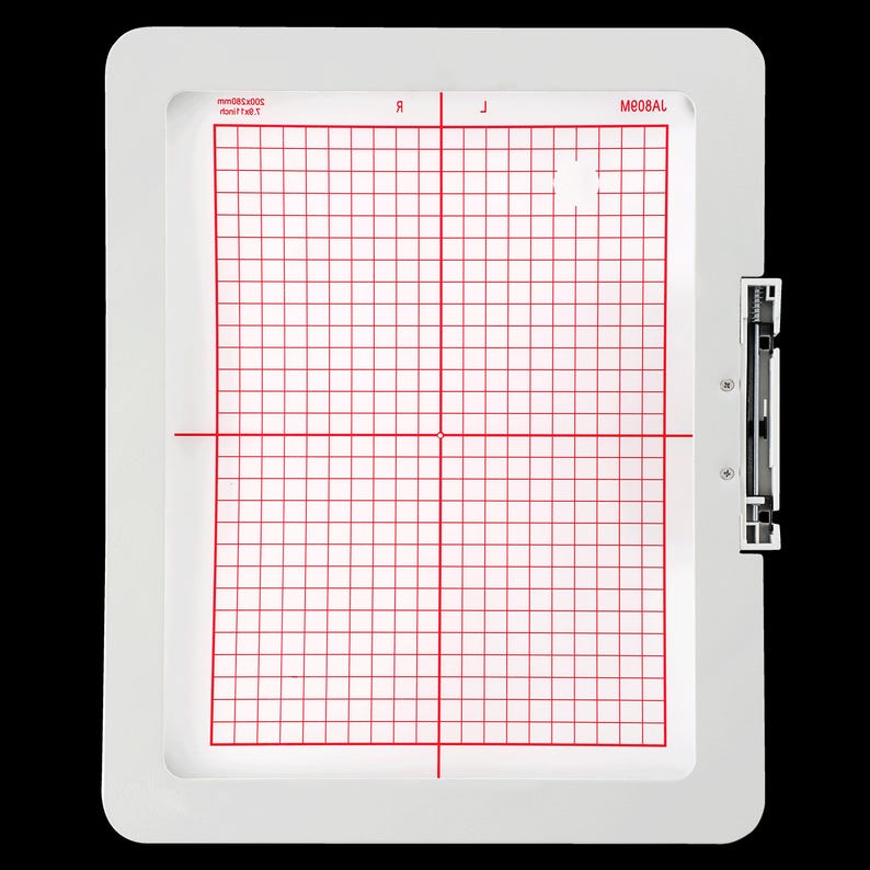 Op de afbeelding: Witte borduurring met een rood rasterpatroon en de tekst "M008AL" in de rechterbovenhoek.