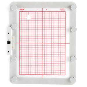Op de afbeelding: Een witte plastic borduurring met een rood rasterpatroon. De ring is 7,8 x 11 inch en heeft een label met de tekst "JA809M".
