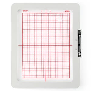 Op de afbeelding: Witte borduurring met een rood rasterpatroon en de tekst "M808AL" gedrukt in de rechterbovenhoek.