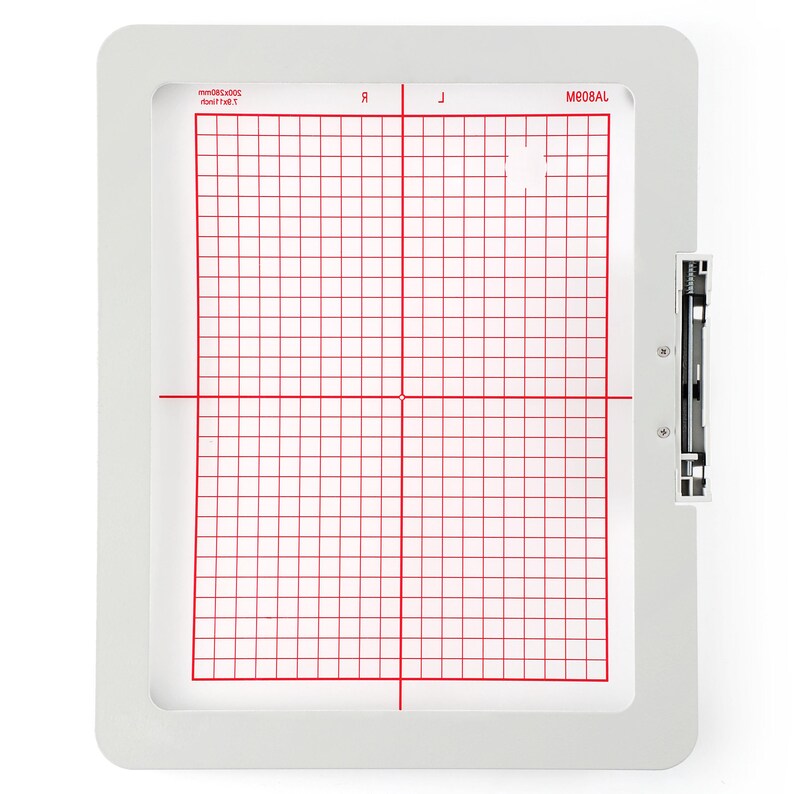 Op de afbeelding: Witte borduurring met een rood rasterpatroon en de tekst "M808AL" gedrukt in de rechterbovenhoek.