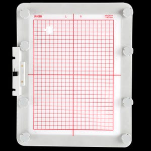 Op de afbeelding: Witte borduurring met een rood rasterpatroon en de tekst "JA809M", "L", "R" en "200x280mm 7.8x11 inch".