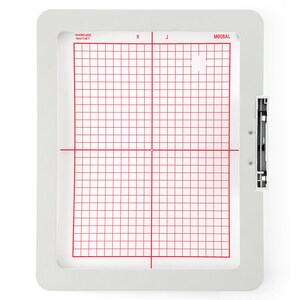 Op de afbeelding: Witte borduurring met een rood rasterpatroon en de tekst "M008AL" gedrukt in de rechterbovenhoek.