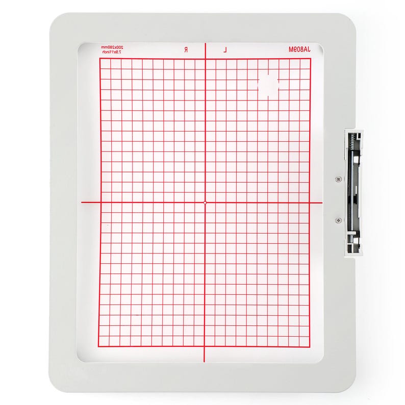 Op de afbeelding: Witte borduurring met een rood rasterpatroon en de tekst "M008AL" gedrukt in de rechterbovenhoek.
