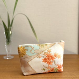 Bolsa hecha a mano bordada con hojas rojas (momiji) / Tela vintage para kimono obi / Textil japonés