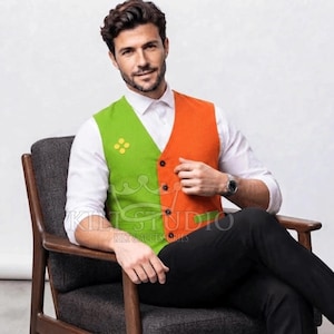Op de afbeelding: Een color-block gilet met een fel limoengroene linkerkant en een levendige oranje rechterkant. Het gilet wordt gedragen over een wit overhemd met zwarte broek en heeft vier donkere knopen aan de voorzijde met gele accenten.