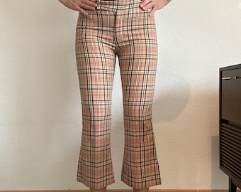 Pantaloni corti a quadri anni '90 da donna Hennes Collection, pantaloni vintage beige a quadri rossi, pantaloni capri svasati, pantaloni a quadri vintage, outfit autunnale retrò