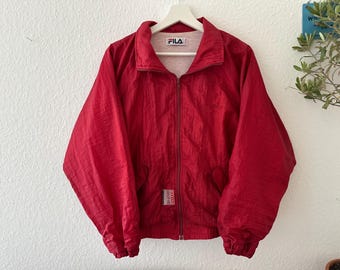 Giacca a vento vintage Fila anni '90: nylon bordeaux, prodotta in Italia