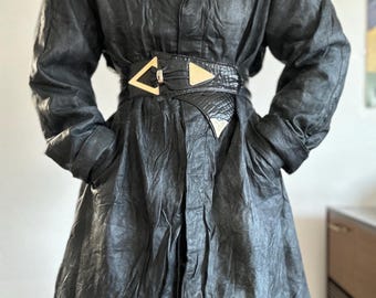 Gabardina de cuero vintage, abrigo de cuero negro desgastado, chaqueta minimalista grunge de los 90, prenda de abrigo de cuero con pátina texturizada.