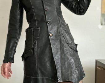 Klasyczny skórzany płaszcz typu trench z lat 90., czarna, odważna, grunge'owa kurtka, asymetryczny krój, XXS XS, damski skórzany płaszcz, styl retro, uliczny, Y2K