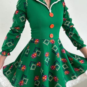 Sukienka vintage z lat 70. w stylu boho, zielona, w kwiaty, w stylu cottagecore, mini, w stylu retro, w stylu wiejskim, z koronką i kwiatowym, w stylu hippie, damska