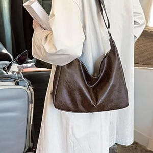 Vintage-inspirierte Einkaufstasche aus PU-Leder - Stilvolle Umhängetasche mit großer Kapazität für Damen, strukturiertes Design, perfekt für den täglichen Pendelverkehr