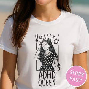 ADHD-koningin, uniseks T-shirt – grappig speelkaartontwerp voor overdenkers en laatbloeiers – Mental Health Awareness