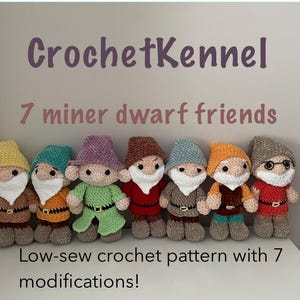 Puede incluir: Una colección de siete figuras de enanitos de ganchillo, cada una con un sombrero y atuendo únicos en varios colores. Las figuras tienen barbas blancas y están dispuestas en fila. El texto "CrochetKennel" y "7 miner dwarf friends" son visibles.