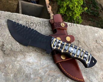 Cuchillo de caza de acero al carbono hecho a mano con mango de micarta y funda de cuero.