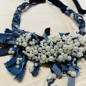 Collane di perle e recupero di jeans .