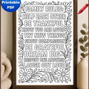 Op de afbeelding: Een ingelijste zwart-wit kleurplaat met de tekst "FAMILY RULES" en andere positieve affirmaties. De pagina is 21,6 cm x 27,9 cm en bevat een "Printable PDF"-pictogram. Een rode kleurpotlood en een vaas met groen zijn zichtbaar.