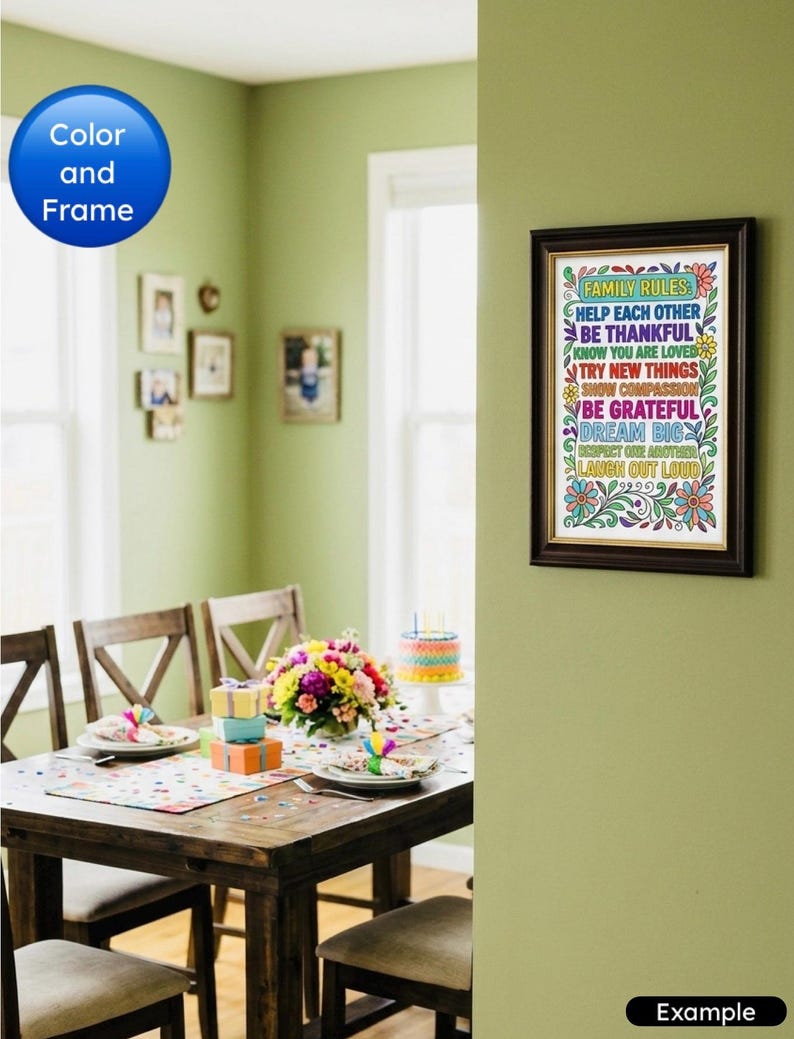 Op de afbeelding: Een ingelijste print met de tekst "FAMILY RULES" in kleurrijke letters hangt aan een groene muur. De print zit in een donkerbruine lijst. Een eettafel is gedekt met een bloemstuk en een verjaardagstaart.