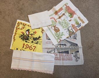 Puede incluir: Una colección de paños de cocina vintage. Un paño amarillo presenta un pájaro y el año "1967". Otros paños muestran ilustraciones botánicas, un puente cubierto y bordes decorativos. Los paños son de lino y algodón.
