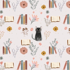 Op de afbeelding: Een herhalend patroon met een zwarte kat, boeken, bloemen en bladeren in bruin, roze, geel en groen op een lichtbeige achtergrond. Het ontwerp bevat open boeken, stapels boeken en diverse bloemelementen.