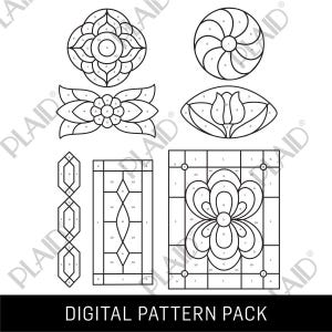 Può includere: Un pacchetto di modelli digitali con vari disegni di vetrate. I disegni includono forme floreali e geometriche, con ogni sezione numerata per una facile consultazione. Il testo "DIGITAL PATTERN PACK" è in basso.