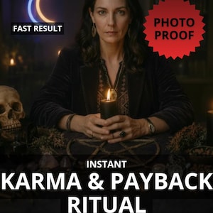 Può includere: Una donna tiene in mano una candela nera accesa, con la scritta "INSTANT KARMA & PAYBACK RITUAL". L'immagine include un teschio, un pentagramma e le parole "FAST RESULT" e "PHOTO PROOF". La donna indossa una giacca di velluto scuro.