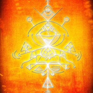 Op de afbeelding: Abstract geometrisch ontwerp in wit tegen een getextureerde oranje en gele achtergrond. Het kunstwerk toont onderling verbonden lijnen, driehoeken, cirkels en pijlen, waardoor een symmetrische compositie ontstaat. Het ontwerp heeft een spiritueel of esoterisch thema.