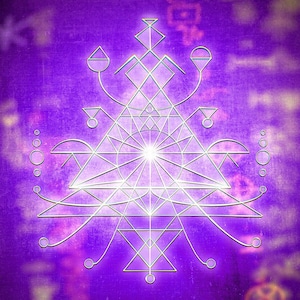 Può includere: Un design geometrico bianco su uno sfondo viola strutturato. Il design presenta linee, triangoli, cerchi e un'esplosione di stelle centrale interconnesse. L'estetica generale ricorda la geometria sacra e l'arte spirituale.