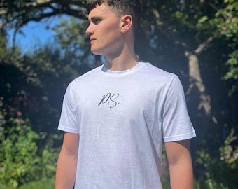 Camiseta blanca – camiseta de hombre – streetwear entallada – algodón orgánico – minimalismo moderno – camiseta de lujo – producción ética – diseño en la espalda