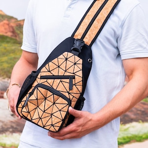 Kleiner Veganer Rucksack aus Naturkork – Vegane Umhängetasche mit geometrischem Design, nachhaltig Veganer