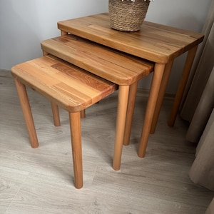 Set di tavolini impilabili in legno di faggio, realizzati a mano: stile rustico scandinavo.