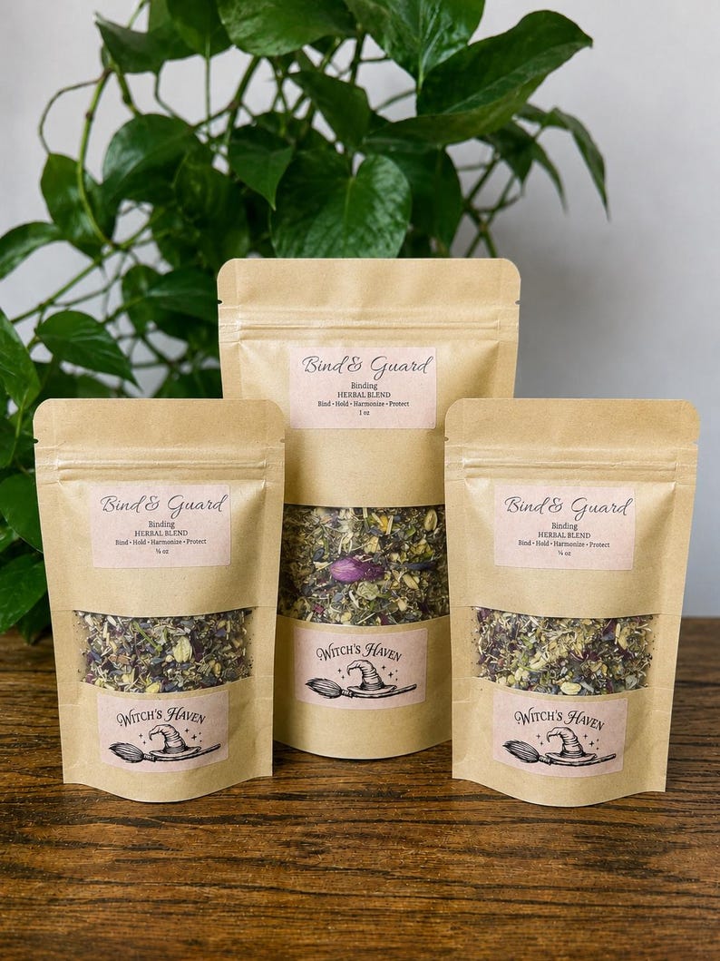 K&ouml;nnte beinhalten: Drei braune Papiert&uuml;ten mit Kr&auml;utermischung, beschriftet mit "Bind & Guard" und "Witch's Haven". Die Beutel enthalten getrocknete Kr&auml;uter und eine Grafik mit Hexenhut und Besen. Im Hintergrund ist gr&uuml;nes Laub zu sehen.