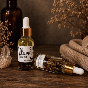 Puede incluir: Dos frascos cuentagotas de vidrio transparente con cuellos dorados y puntas blancas. Un frasco est&aacute; de pie con una etiqueta que dice Allure Ritual Oil Witch's Haven, mientras que el otro est&aacute; horizontal con la etiqueta Shake Well Before Each Use.