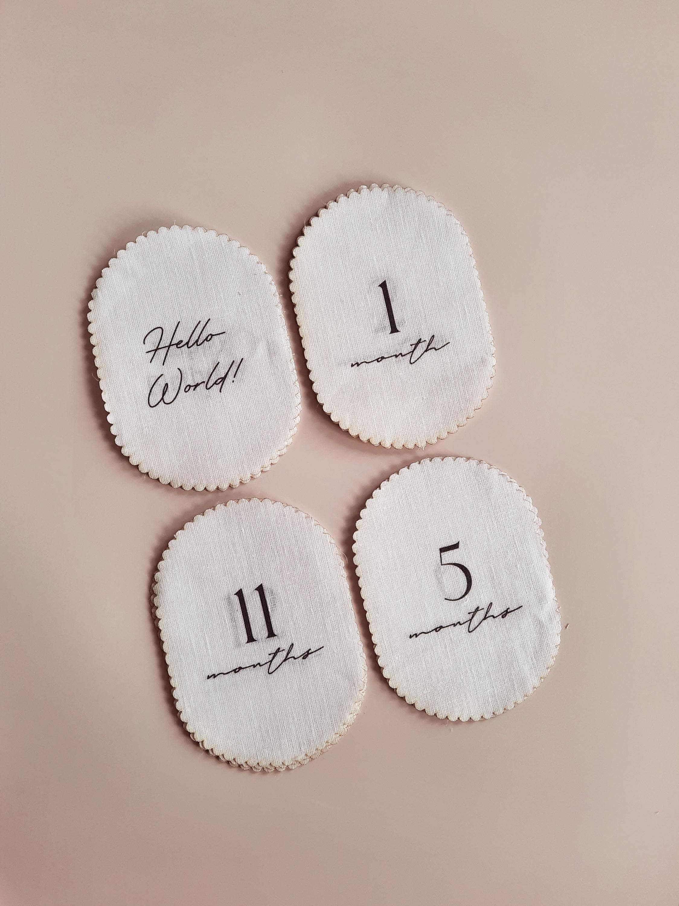 Biglietti di auguri personalizzati in lino per le tappe del bambino: accessori fotografici ovali smerlati