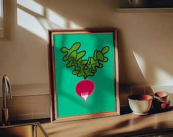 Op de afbeelding: Een ingelijste kunstdruk met een cartoonillustratie van een radijs. De radijs heeft een felroze bol en een groen blad bovenaan tegen een turquoise achtergrond. Het kunstwerk staat in een houten lijst en wordt tentoongesteld op een houten aanrecht.