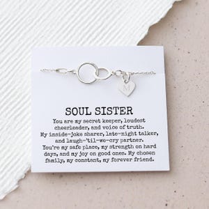 Beste vriend-armband – Soul Sister-cadeau, sterlingzilver met twee in elkaar grijpende cirkels met gepersonaliseerde hartbedel, aangepaste vriendschapssieraden