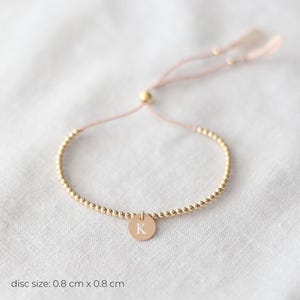 14k Guld Personligt Pärlarmband – Justerbart Snoddarmband, Graverad Initial