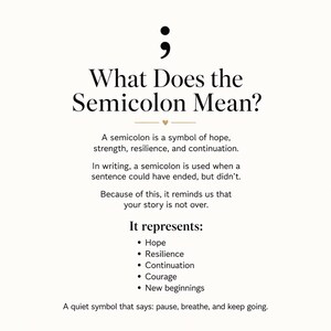 Puede incluir: Un gr&aacute;fico informativo blanco con un punto y coma negro en la parte superior, seguido del texto: What Does the Semicolon Mean? A semicolon is a symbol of hope, strength, resilience, and continuation. It represents: Hope, Resilience, Continuation, Courage, New beginnings. A quiet symbol that says: pause, breathe, and keep going.