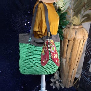 Borsa a tracolla fatta a mano all'uncinetto con cinturini in pelle/Borsa a rete boho verde con sciarpa in pura seta bordeaux/Accessorio estivo ecologico