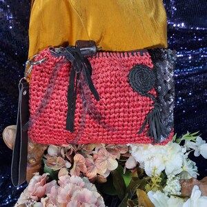 Bolso de mano rojo de edición limitada Royal Touch: elegante clutch texturizado con borlas y lentejuelas