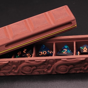 Sierlijke mahoniehouten dobbelsteendoos met 7 sleuven: gesneden houten lockbox voor fantasy-RPG DnD-opslag