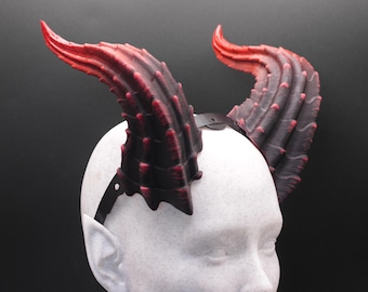 Corna da cosplay fantasy con carapace toccato dall'inferno e fascia per capelli comoda