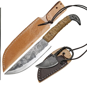 Puede incluir: Un cuchillo de caza rústico con una funda de cuero y un cuchillo más pequeño. El cuchillo principal tiene una hoja texturizada y un mango envuelto en cuerda. El juego incluye una funda de cuero y un cuchillo pequeño con funda de cuero. La caja dice "Bumpy Bazar".