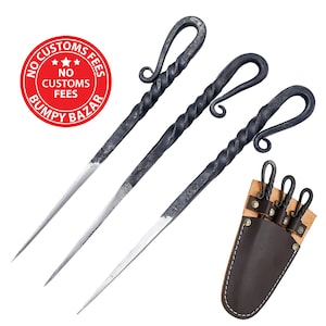 Puede incluir: Tres brochetas de metal forjadas a mano con mangos retorcidos y puntas afiladas. Las brochetas se muestran con una funda de cuero. Un círculo rojo con texto blanco dice "NO CUSTOMS FEES" y "BUMPY BAZAR".