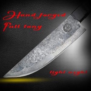 Könnte beinhalten: Ein handgeschmiedetes Messer mit durchgehendem Erl, strukturierter Klinge und dunklem Griff. Die Klinge hat ein leichtes Design. Der Text "Hand forged full tang light weight" ist rot geschrieben.