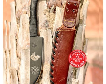 Personalisiertes nordisches handgeschmiedetes Messer im Wikingerstil mit Rabenkopfgriff und Lederscheide