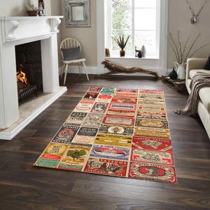 Puede incluir: Alfombra rectangular con un diseño de salón de tatuajes vintage. La alfombra presenta un collage de imágenes rectangulares coloridas con texto e ilustraciones. La paleta de colores incluye rojo, amarillo, azul y verde. La alfombra está colocada sobre un suelo de madera oscura.