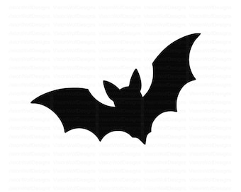 Puede incluir: Una silueta negra sólida de un murciélago en vuelo con las alas extendidas, con orejas puntiagudas y un borde de ala festoneado. El diseño se presenta sobre un fondo blanco liso con un patrón de texto de marca de agua visible.
